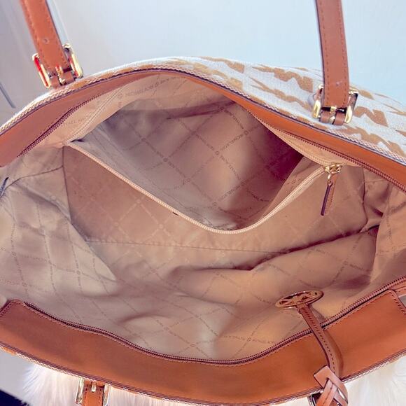 Michael Kors Gilly Large Logo Drawstring Travel Tote Bag - Picture 11 of 16